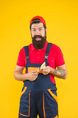 Akciğer yüzeyi. Mobilya restorasyonu. Mobilyaların nasıl yenileneceğini. Temiz onarım ve yıpranmış eski parçaları restore etmek. İnşaat ve yenileme. Dekorasyon ve dekorasyon. Sakallı olgun erkek ressam.