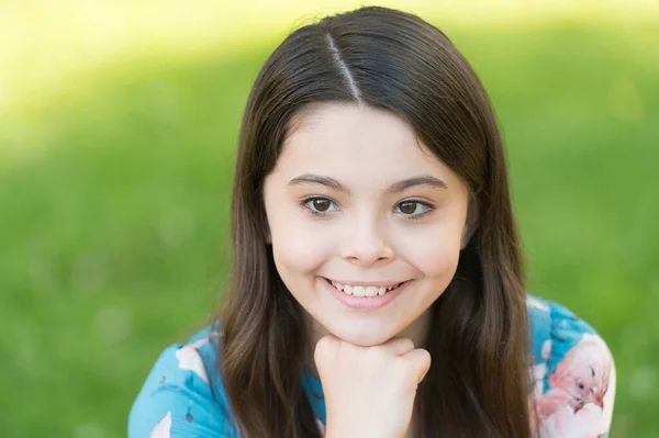 Cuando sonríes te sientes bien. Chica feliz sonrisa en el sol al aire libre. Niño pequeño con linda sonrisa en verano. Salud dental. Higiene dental Clínica dental. Odontología pediátrica. Deja que tu sonrisa brille — Foto de Stock