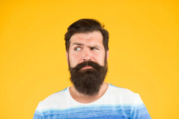 O que fazer. Cuidado facial masculino. retrato de um homem barbudo brutal. homem elegante sério com bigode. pensando homem barbudo brutal em fundo amarelo. homem confiante bonito tem penteado perfeito — Fotografia de Stock