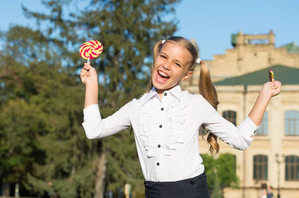 Zahnloses Dessert. Glückliche Dessert-Mädchen halten Lutscher in der Hand. Kleine Kinder genießen den Sommer im Freien. Dessert-Rezept. Essen und Trinken. Süßwarenladen. Zuckerwaren. Sommerferien — Stockfoto