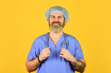 Aşı olmak iyi bir şey. Kuluçka dönemi. Doktor yardım etmeye hazır. Teşhis konsepti. Sakallı doktor üniformalı şapka takıyor. Hipster hastanede çalışıyor. Sağlık hizmetleri. Doktor mesleği. Sağlık sigortası