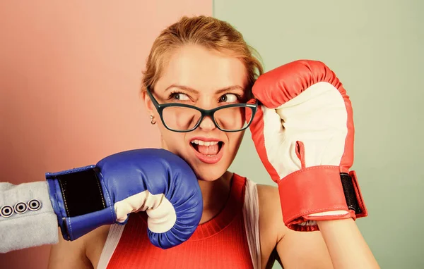 Un pugno forte. Mano nella mano guanto da boxe pugno volto femminile. Un pugno doloroso. Denti concetto di dolore. Testa indifesa. Sofferenza. Colpisci in faccia. Distruggi la bellezza. Servizi di cosmetologia e chirurgia plastica — Foto Stock