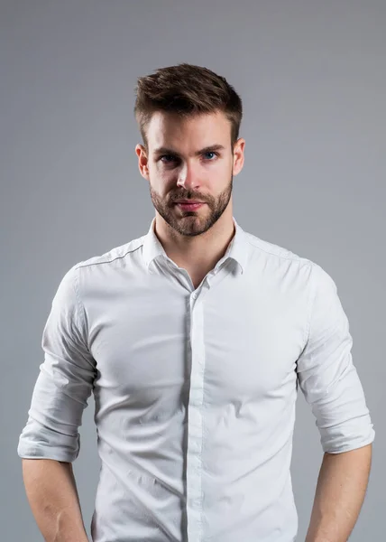 Esthete detalhe. Camisas clássicas dos homens do negócio com impressão branca. bonito jovem confiante de pé na camisa. Um tipo sensual. retrato de homem bonito na moda na camisa — Fotografia de Stock