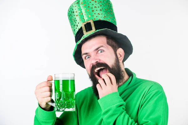 Concepto de salud. Tradición irlandesa. Hombre brutal barbudo hipster beber cerveza pinta. Taza de cerveza verde. Beber cerveza es parte de la celebración. Pub irlandés. Consumo de alcohol parte integral santo patricks día — Foto de Stock