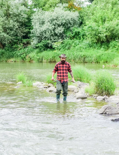 Abbiamo collegato il vostro bisogno. weekend estivo. Pesca a mosca di successo. pescatore mostrano tecnica di pesca uso canna. hobby e attività sportive. pescatore barbuto in acqua. uomo maturo pesca a mosca. uomo cattura del pesce — Foto Stock