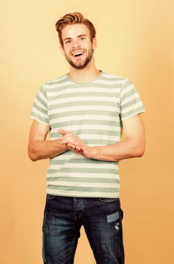 Erkek modası ve güzellik. Mükemmel kaslı adam görünüşü. Moda gömlekli mutlu adam. Erkek manken. Yaz modası. Tıraşsız öğrenci. Gündelik stilde seksi maço. Kişisel bakım