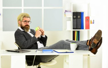 Zafer kazan. Ofis eğlencesi Boş zaman aktivitesi. Takım oluşturma ve takım çalışması. Erkek çalışan ofiste tenis oynuyor. Başarılı bir iş girişimiydi. Adam iş yerinde tenis oynuyor.