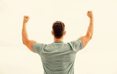 Beyaz kaslı sırtlı adam. Yakışıklı vücut geliştiren adam mı yoksa atlet vücutlu seksi kaslı adam mı? Başarılı anlaşmayı kutlayın. Altın ödül. Özgür ve kendinden emin hissediyorum. Enerji dolu.