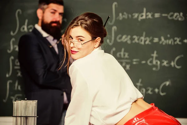 Ví, co chce. Úplné nápady. Učitel a atraktivní student. Provokační koncept. Soukromá lekce. Flirtování s učitelem. Studentská smyslná sexy dívka a zkušená učitelka. Těší mě — Stock fotografie