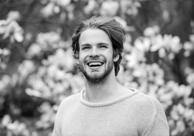 Harika bir yaz. Tazelenmiş hissediyorum. Bahar tatili Erkek cinselliği. Alerji. Manolya çiçeği açan seksi adam. Adam doğal mevsimlik arka plan. Sakura kokusu. İyi havanın tadını çıkar