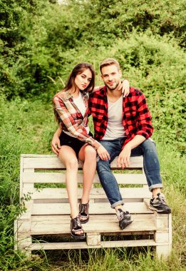Aşık oldum. Birbirine aşık çiftler. Damalı moda. Çift dışarıda bankta rahatlar. İlişkiler. Aile çiftliği hafta sonu. Romantik randevu. Parkta bir kızla bir adam. Sevgililer günün kutlu olsun. Ormanda yaz kampı