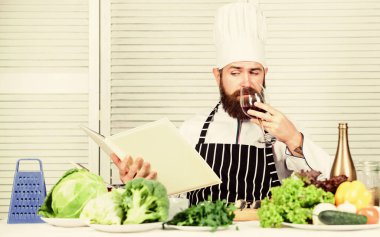 Mutfak mutfağı. Vitamin. Taze sebzeli vejetaryen salatası. Diyet organik gıda. Ciddi sakallı adam. Şef tarifi. Sağlıklı yemek pişirme. Sakallı, olgun bir hippi. Çevrimiçi gıda