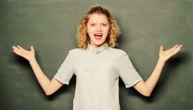 Okula dönüyorum. Kadınlar çalışmayı sever. Tahtada kafası karışmış bir öğrenci. Okuldaki kadın öğretmen. Üniversite ya da üniversite hayatı. Bilgi günü. Hep soru, hep merak