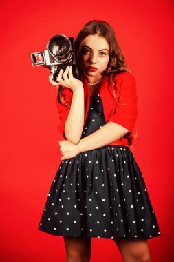 Kullanım ayarlarını öğren. Fotoğrafçılar için kurslar. Gazeteciler ve gazeteciler için eğitim. Fotoğrafları düzenliyorum. Elle ayarlar. Profesyonel kamera. Retro kameralı kız. Çekim anları. Kameram.