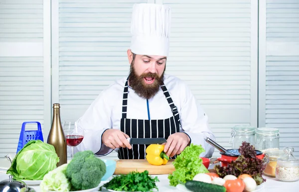 Scherpe mes snijden groente. Volgens het recept. Bereid ingrediënt voor om te koken. Handig voor een aanzienlijke hoeveelheid kookmethoden. Basiskookprocessen. Man meester chef-kok of amateur koken voedsel — Stockfoto