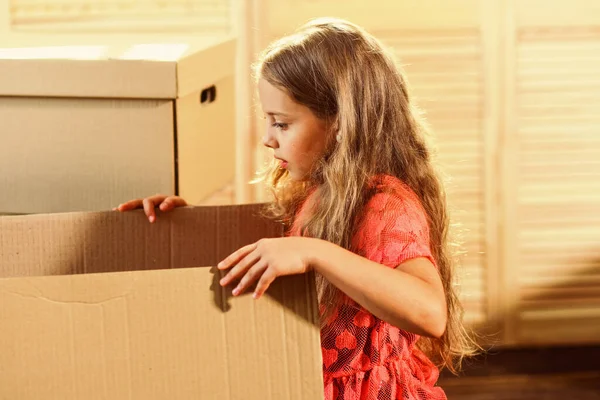 Living excellence. happy little girl. Cardboard boxes - moving to new house. happy child cardboard box. Moving concept. new apartment. purchase of new habitation — 스톡 사진