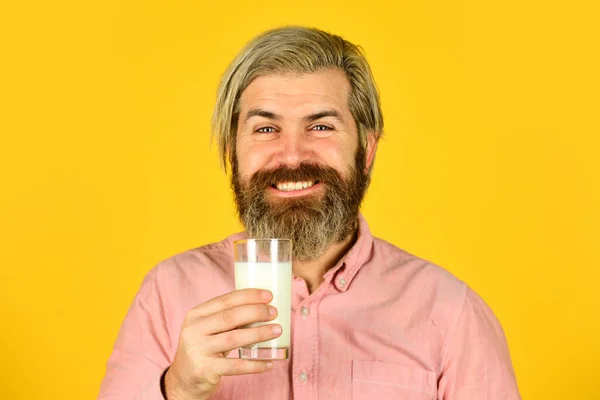 De gezondheidsvoordelen van melk. Lachende Zuivelfabriek Food Technologist. Zuivelfabriek voedselveiligheid. Calcium Bouw gezonde botten en tanden. eiwit dient als energiebron — Stockfoto