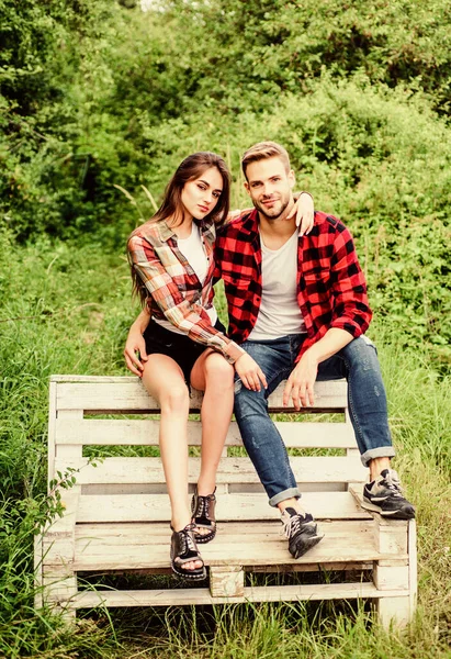 Enamorado. pareja enamorada. Moda a cuadros. pareja relajarse al aire libre en el banco. Relaciones. fin de semana rancho familiar. Una cita romántica. Hombre con chica en el parque. Feliz día de San Valentín. camping de verano en bosque — Foto de Stock