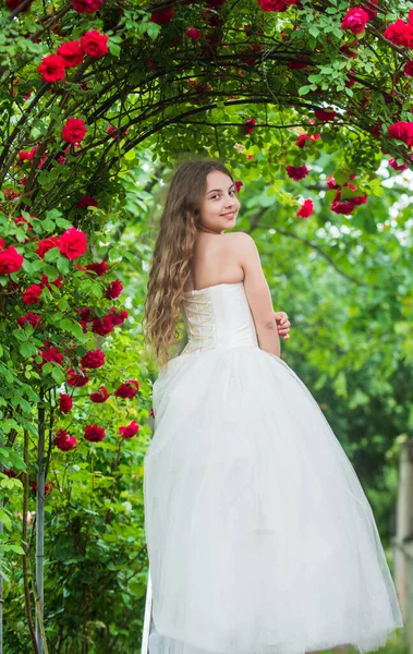 Prospettive di matrimonio innocenti. Vestito da festa per ragazze. salone di moda femminile. poca bellezza nel giardino fiorito. parco fiore di gelsomino. Bella reginetta del ballo. Sembri una principessa. damigella d'onore. felicità infantile — Foto Stock