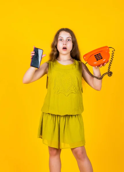 Zakelijk gesprek. Praat met een vriend. Moderne communicatie. concept van nieuwe technologie. Vintage apparaat mode. klein meisje met smartphone en telefoon. klein kind heeft retro telefoongesprek. — Stockfoto