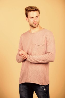 Uzun kollu gömleğin son modellerini keşfet. Rahat ve rahat hissediyorum. Erkek giyim tarzı kıyafetler. Sıradan tarzda yakışıklı bir adam. Erkek kılları günlük kıyafet giyer. Moda konsepti. Kıyafet dükkanı.