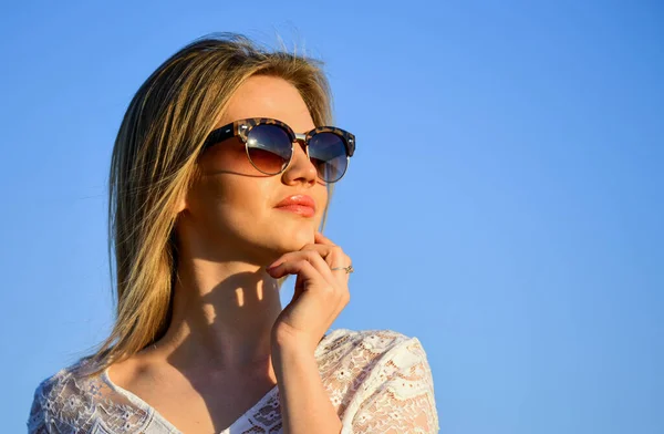 Belangrijke gedachten. Voorjaarsstemming. sexy meisje met blond haar op lucht achtergrond. perfecte zonsondergang of zonsopgang. mooie vrouw draagt een zonnebril. Vrouwelijke zomermode. sensuele schoonheid in witte jurk outdoor — Stockfoto