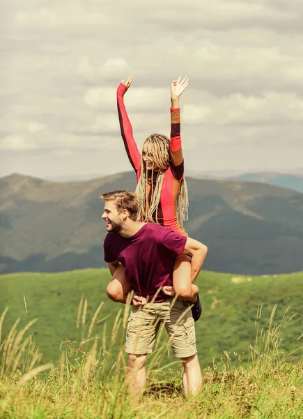 Dois corações cheios de amor. Casal apaixonado férias de verão. Relações românticas. Conceito de viagem às montanhas. Lua-de-mel nas terras altas. Amor e confiança. Casal bonito abraçando paisagem fundo — Fotografia de Stock