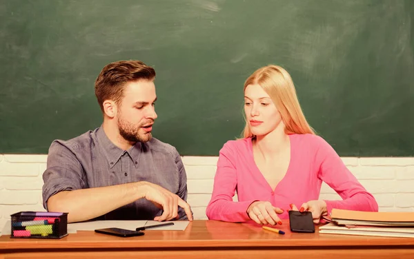 Het studentenleven. Les en schoolbord. Lerarendag. Terug naar school. Moderne school. Kennisdag. Een paar mannen en vrouwen in de klas. Thuisonderwijs. Geconcentreerd op examen — Stockfoto