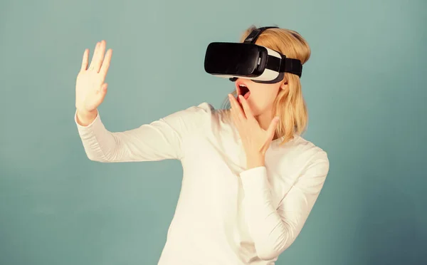 Frau mit Virtual-Reality-Brille. Person mit Virtual-Reality-Helm isoliert auf blauem Hintergrund. Frau mit Virtual-Reality-Headset. Virtuelle Realität isoliert. — Stockfoto