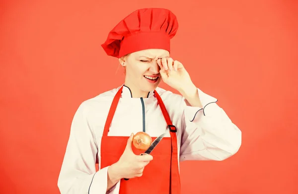 A rotina da cozinha. Menina cozinhar refeição saudável. Dona de casa cozinheiro chorando enquanto corta cebola. Corta e corta cebola. Sofra, mas continue fazendo. Olhos a arder e lágrimas a cortar cebolas. Chef cozinhar descascando cebola — Fotografia de Stock