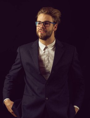 Siyah elbiseli iş adamı siyah arka planda, boşluğu kopyala