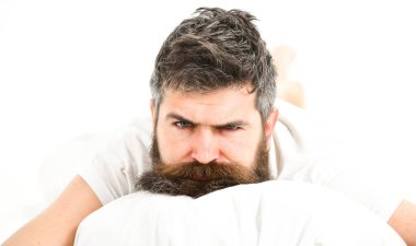 Yüzü ekşiten uykulu adam yastıkta yatıyor..