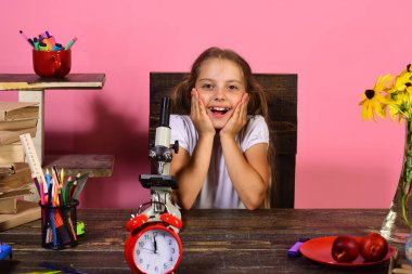 Ev ödevi, okul konseptine geri dönelim. Kız masada oturuyor.