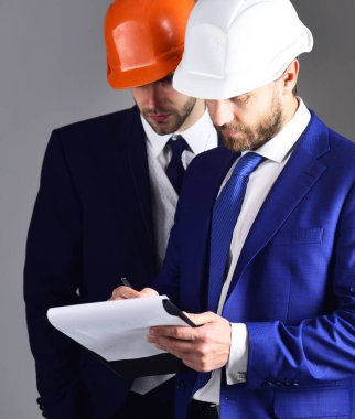 İş ortakları plana bakar. İnşaat, mimari, inşaat konsepti