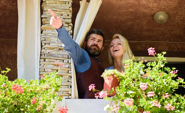 Homem e mulher ou amantes na varanda no dia ensolarado — Fotografia de Stock