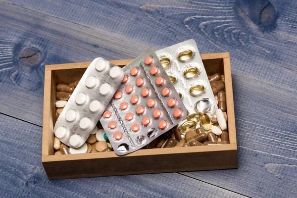 Concepto de salud. Comprimidos o pastillas en ampollas . —  Fotos de Stock