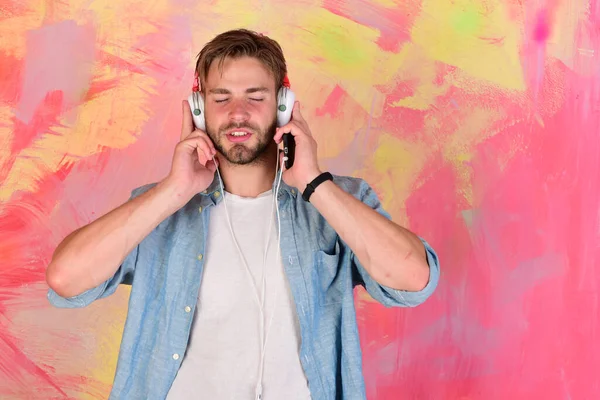 Alegre adolescente dj escuchar canciones a través de auriculares. — Foto de Stock