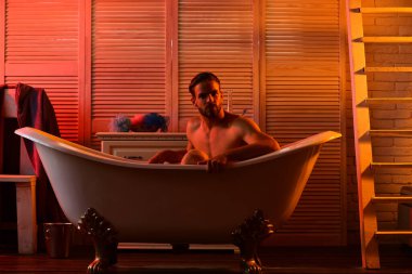 Sakallı ve banyoda meraklı suratlı bir adam.