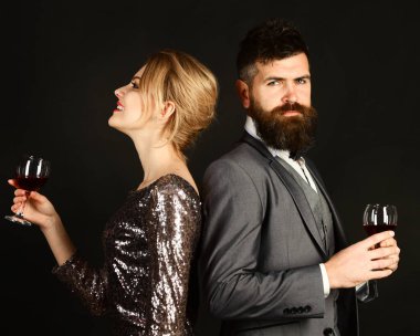 Gülümseyen ve ciddi yüzlü hanımefendi ve beyefendi.