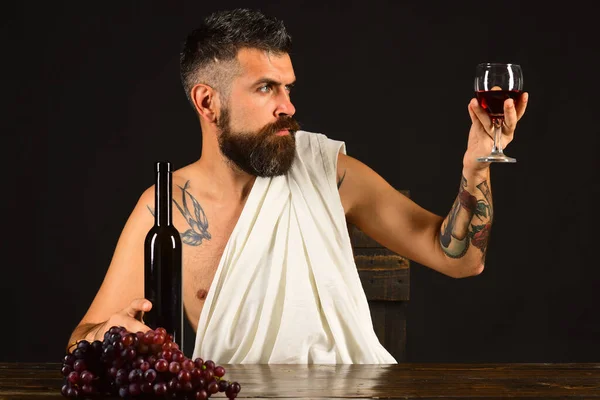Sommelier bada alkohol. Koncepcja uprawy winorośli i zbiorów winogron. — Zdjęcie stockowe