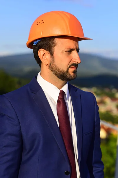 Gerente lleva traje inteligente, corbata y hardhat en el fondo de la naturaleza . — Foto de Stock