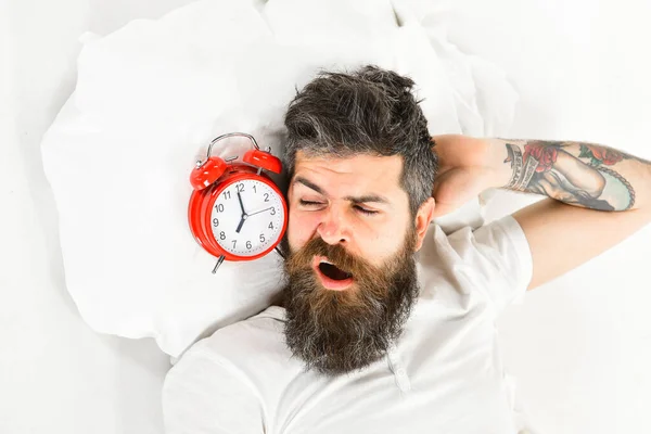 Hipster szakállal és bajusszal alszik. Tetovált férfi — Stock Fotó