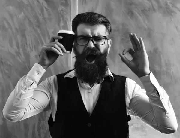 Homem barbudo, brutal hipster caucasiano com bigode segurando xícara de café — Fotografia de Stock