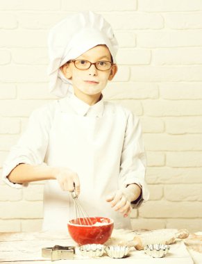 Duvardaki tuğladan yapılmış sevimli aşçı çocuk.