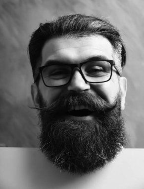 Turuncu arka planda gözlüklü mutlu yüzlü sakallı adam.