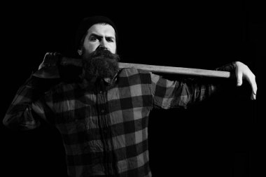 Yakışıklı adam siyah arka plana balta koyuyor.