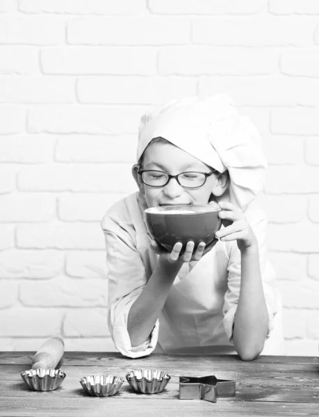 Gefärbt niedlich Koch Koch Junge auf Backsteinmauer Hintergrund — Stockfoto