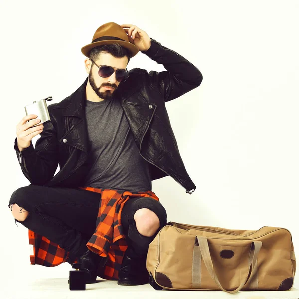 Vousatý muž, kavkazský stylový hipster s knírkem v baňce — Stock fotografie