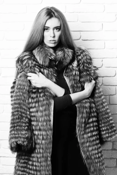 Fashionable sexy woman in fur on brick wall studio backgroundon brick wall studio background — 图库照片