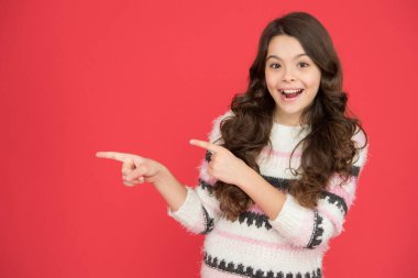 - Bu taraftan. Yön göstergesi. Kırmızı arka plan fotokopi alanını gösteren mutlu kız. İşaret hareketleriyle küçük bir çocuk. Reklam için işaret. Terfi için bilgi. Görsel iletişim